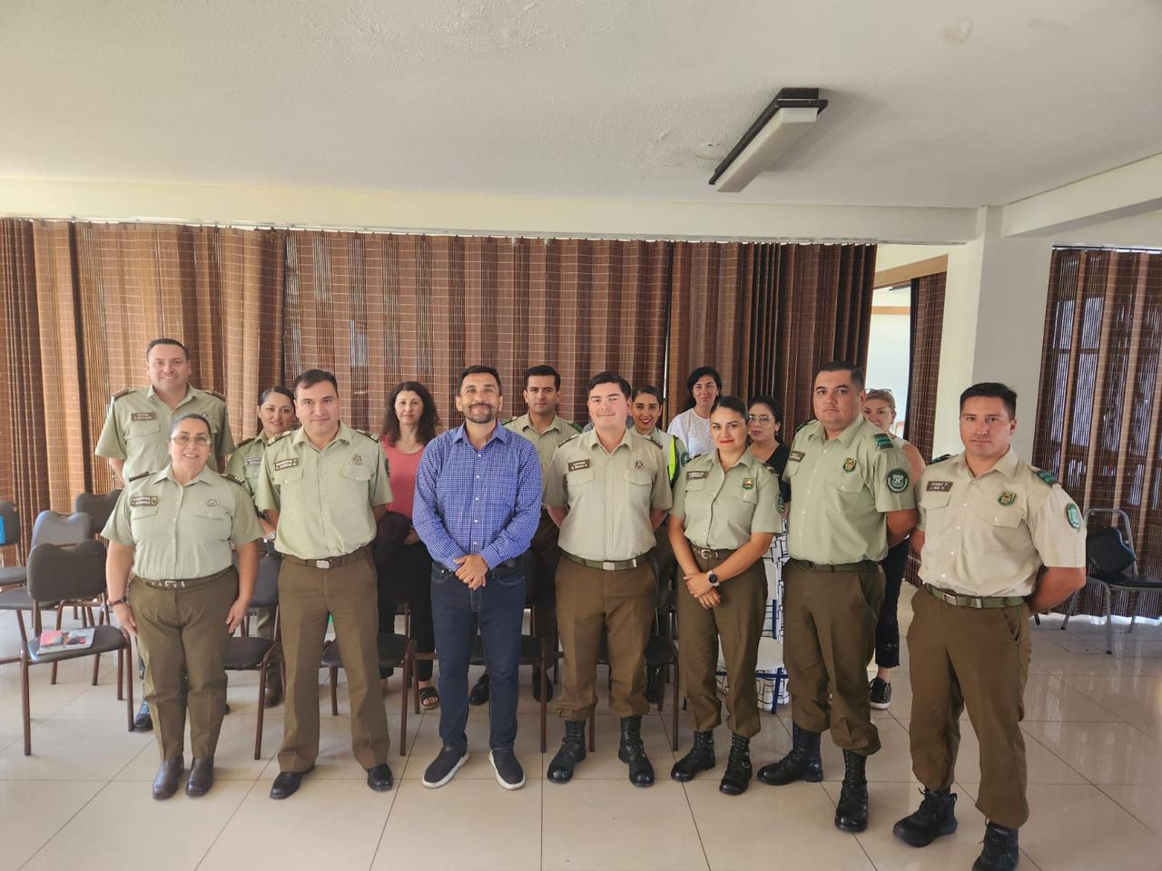 Flich y Edukined con el equipo de carabineros durante los incendios